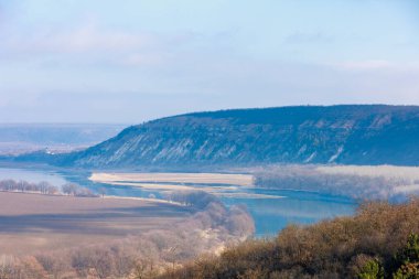 Nehrin rahatlatıcı kış doğasıyla tepelik vadinin güzel manzarası. Metin için kopyalama alanı olan arkaplan
