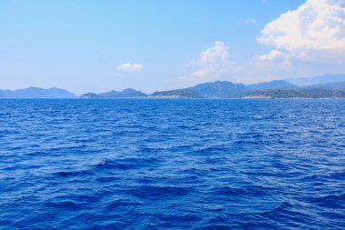 Denizden kayalık kıyı manzarası. Seçici odaklı arkaplan ve metin için alanı kopyala. Türkiye 'de Akdeniz. Popüler turistik yerler