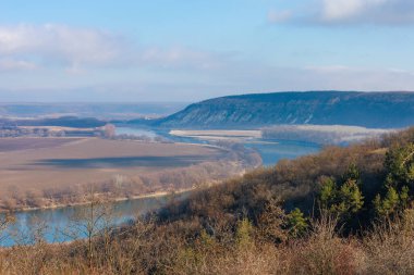 Nehrin rahatlatıcı kış doğasıyla tepelik vadinin güzel manzarası. Metin için kopyalama alanı olan arkaplan
