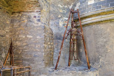 Çek Cumhuriyeti, Prag 'da bir sokakta metal iskelet içinde insan iskeleti. Ortaçağ geçmişi, ürkütücü ve ürkütücü turistleri cezbediyor.