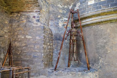 Çek Cumhuriyeti, Prag 'da bir sokakta metal iskelet içinde insan iskeleti. Ortaçağ geçmişi, ürkütücü ve ürkütücü turistleri cezbediyor.