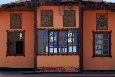 Eski yıkılmış ve terk edilmiş Türk evleri. Seçici odaklı arkaplan ve metin için alanı kopyala
