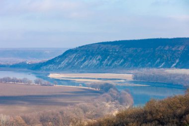 Nehrin rahatlatıcı kış doğasıyla tepelik vadinin güzel manzarası. Metin için kopyalama alanı olan arkaplan