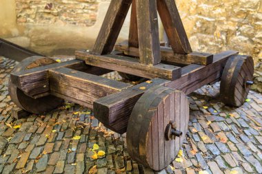 Tahta yuvarlak tekerlekler. Seçici odak ve kopyalama alanı olan arkaplan