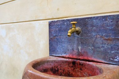 İçme suyu olan sokak musluğu. Seçici odaklı arkaplan ve metin için alanı kopyala