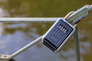 Modern bavul şeklinde şifreli kilit. Seçici odaklı arkaplan ve metin için alanı kopyala