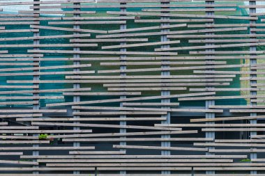 Modern bir binanın ön cephesinde ahşap eko doku. Seçici odak ve kopyalama alanı olan arkaplan