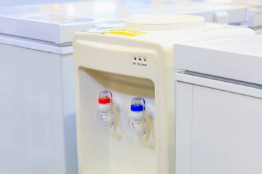 Su soğutucusu. Ev ve ofis için ekipman. Süpermarketteki mallar. Seçici odak.