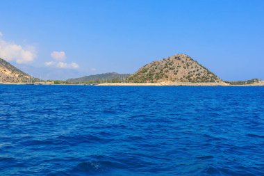 Denizden kayalık kıyı manzarası. Seçici odaklı arkaplan ve metin için alanı kopyala. Türkiye 'de Akdeniz. Popüler turistik yerler