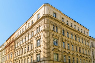 Eski sıcak turistik kentin klasik Avrupa mimarisi evinin köşesinde. Seçici odak ve kopyalama alanı olan arkaplan