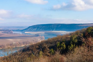 Nehrin rahatlatıcı kış doğasıyla tepelik vadinin güzel manzarası. Metin için kopyalama alanı olan arkaplan
