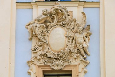 Şehrin mimarisinde eski bas-reef 'ler. Tarihsel ve kültürel miras. Seçici odak ve kopyalama alanı olan arkaplan