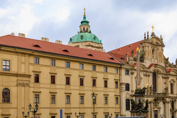 Prag 'daki Aziz Niklas Kilisesi. Seçici odaklı arkaplan ve metin için alanı kopyala