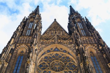 Prag Kalesi 'ndeki Gotik Katolik Katedrali, Wenceslas ve Vojtech manzarası. Seçici odak ve kopyalama alanı olan arkaplan