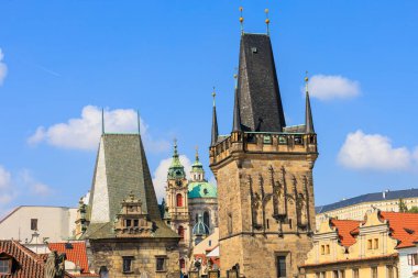 Charles Köprüsü 'ndeki vakıf kulesi. Seçici odak ve kopyalama alanı olan arkaplan