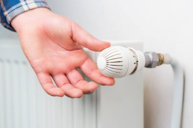 Isıtma sisteminin radyatöründeki musluğu ya da ısı düzenleyicisini aç, seçici odaklanma. Kopyalama alanı olan arkaplan