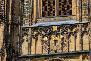 Prag Kalesi 'ndeki Gotik Katolik Katedrali, Wenceslas ve Vojtech Kilisesi. Seçici odak ve kopyalama alanı olan arkaplan