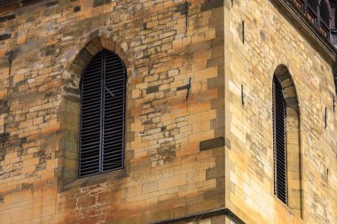 Eski tarihi bir binanın pencereleri. Mimari seyahat arkaplanı seçici odaklanma ve kopyalama alanı