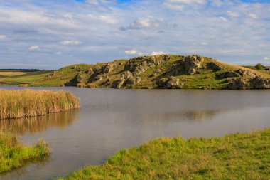 Doğu Avrupa 'nın dağlık doğası. Metin veya yazıtlar için kopyalama alanı olan arkaplan