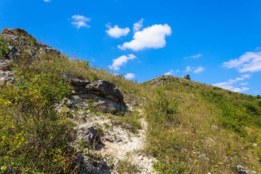 Doğu Avrupa 'nın vahşi kayalık ve dağlık doğası. Metin için kopya alanı olan peyzaj arkaplanı. Seçici odaklanma, uyumlu. Tipovo veya Tipova köyü, Moldova 'ya hoş geldiniz..