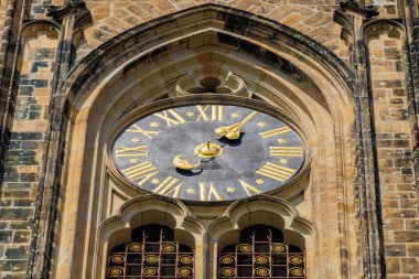 Prag Kalesi 'ndeki Gotik Katolik Katedrali, Wenceslas ve Vojtech Kilisesi. Seçici odak ve kopyalama alanı olan arkaplan