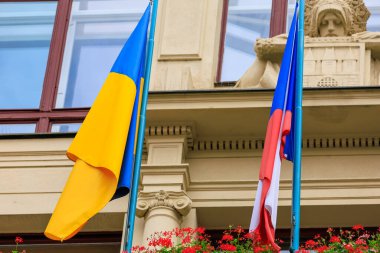 Prag 'da tarihi bir binada Ukrayna ve Çek Cumhuriyeti bayrakları. Avrupa 'dan Ukraynalı mültecilere destek