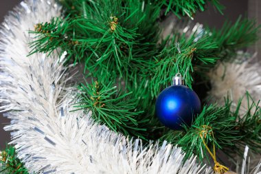 Noel ağacında Noel baloları. Tatil için hazırlık. Seçici odak ve kopyalama alanı olan arkaplan