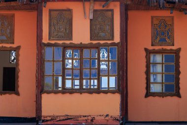 Eski yıkılmış ve terk edilmiş Türk evleri. Seçici odaklı arkaplan ve metin için alanı kopyala