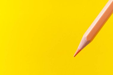 Seçici odaklı renkli kalem yakın plan stili ve bulanık sarı arka plan. Metin için alanı kopyala.