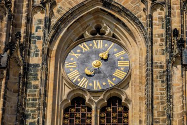 Prag Kalesi 'ndeki Gotik Katolik Katedrali, Wenceslas ve Vojtech Kilisesi. Seçici odak ve kopyalama alanı olan arkaplan