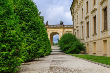 Çek Cumhuriyeti 'nin başkenti Prag' ın turistik manzarası. Seçici odaklı arkaplan ve metin için alanı kopyala