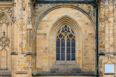 Prag Kalesi 'ndeki Gotik Katolik Katedrali' nin, Wenceslas 'ın ve Vojtech' in dış görünüşünün ayrıntıları. Seçici odak ve kopyalama alanı olan arkaplan