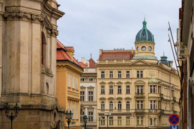 Eski sıcak turistik kentin klasik Avrupa mimarisi evinin ön cephesi. Seçici odak ve kopyalama alanı olan arkaplan