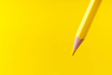 Seçici odaklı renkli kalem yakın plan stili ve bulanık sarı arka plan. Metin için alanı kopyala.