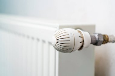 Isıtma sisteminin radyatörüne musluk ya da ısı regülatörü, seçici odaklanma. Kopyalama alanı olan arkaplan