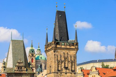 Charles Köprüsü 'ndeki vakıf kulesi. Seçici odak ve kopyalama alanı olan arkaplan