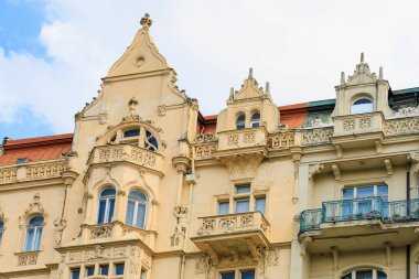 Eski sıcak turistik kentin klasik Avrupa mimarisi evinin ön cephesi. Seçici odak ve kopyalama alanı olan arkaplan