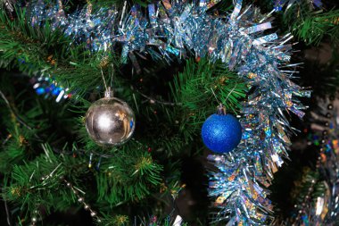 Noel ağacında Noel baloları. Tatil için hazırlık. Seçici odak ve kopyalama alanı olan arkaplan