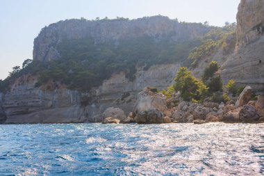 Denizden kayalık kıyı manzarası. Seçici odaklı arkaplan ve metin için alanı kopyala. Türkiye 'de Akdeniz. Popüler turistik yerler