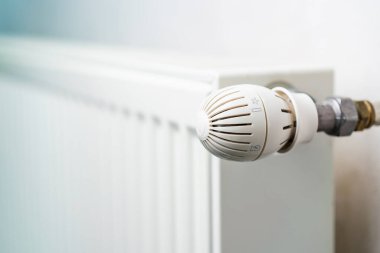 Isıtma sisteminin radyatörüne musluk ya da ısı regülatörü, seçici odaklanma. Kopyalama alanı olan arkaplan