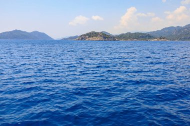 Denizden kayalık kıyı manzarası. Seçici odaklı arkaplan ve metin için alanı kopyala. Türkiye 'de Akdeniz. Popüler turistik yerler