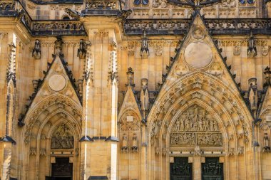 Prag Kalesi 'ndeki Gotik Katolik Katedrali' nin, Wenceslas 'ın ve Vojtech' in dış görünüşünün ayrıntıları. Seçici odak ve kopyalama alanı olan arkaplan