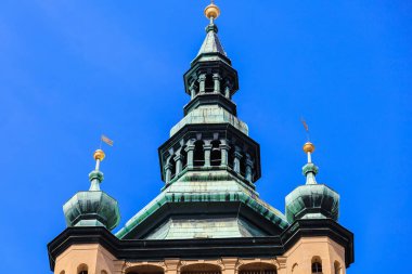 Prag Kalesi 'ndeki Gotik Katolik Katedrali, Wenceslas ve Vojtech manzarası. Seçici odak ve kopyalama alanı olan arkaplan