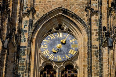 Prag Kalesi 'ndeki Gotik Katolik Katedrali, Wenceslas ve Vojtech Kilisesi. Seçici odak ve kopyalama alanı olan arkaplan