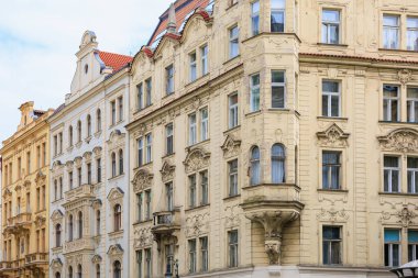 Eski sıcak turistik kentin klasik Avrupa mimarisi evinin köşesinde. Seçici odak ve kopyalama alanı olan arkaplan