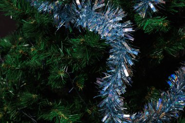 Yapay bir Noel ağacı. Tatil için hazırlık. Seçici odak ve kopyalama alanı olan arkaplan