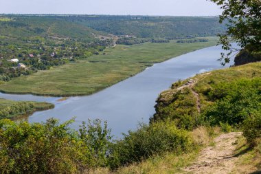 Doğu Avrupa 'nın vahşi kayalık ve dağlık doğası. Metin için kopya alanı olan peyzaj arkaplanı. Seçici odaklanma, uyumlu. Tipovo veya Tipova köyü, Moldova 'ya hoş geldiniz..