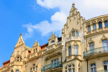 Eski sıcak turistik kentin klasik Avrupa mimarisi evinin ön cephesi. Seçici odak ve kopyalama alanı olan arkaplan