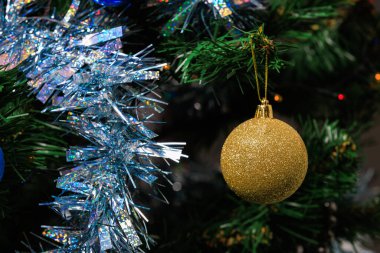 Noel ağacında Noel baloları. Tatil için hazırlık. Seçici odak ve kopyalama alanı olan arkaplan