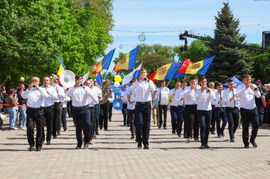 Merkez meydanda resmi geçit töreni. 22 Mayıs 2021 Balti Moldova Şehir Günü Geçidi ve Kutlaması.